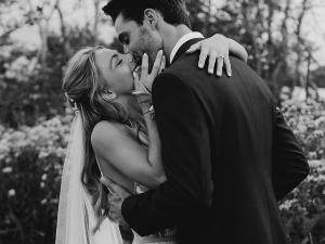 Adam-Anna-Romantic-Kiss