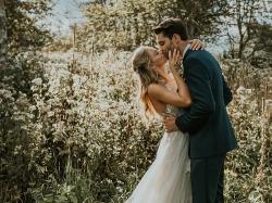 Bride-Groom-Kiss-Tree-Background
