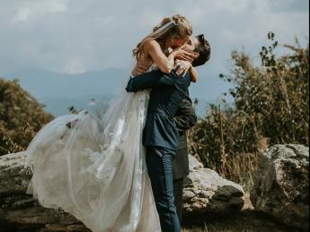 Ceremony-Kiss-Adam-Anna