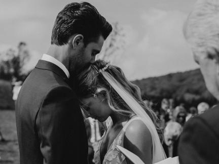 Wedding-Ceremony-Embrace-Anna-Adam