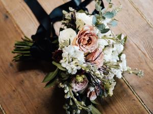 Flower-Arrangement-Caitlin-Adam