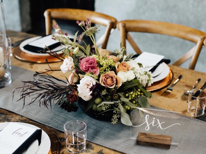 Flower-Table-Setting-Fuschia-Moss