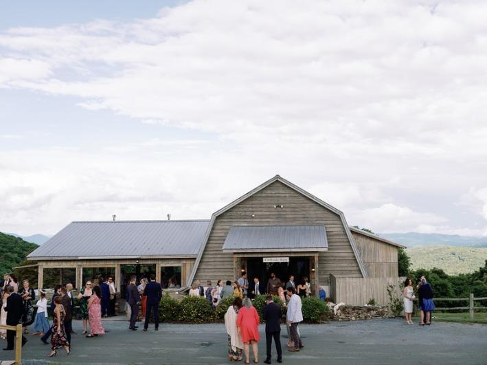 Cocktail-Hour-Cliffside-Barn-Chesnut-Will