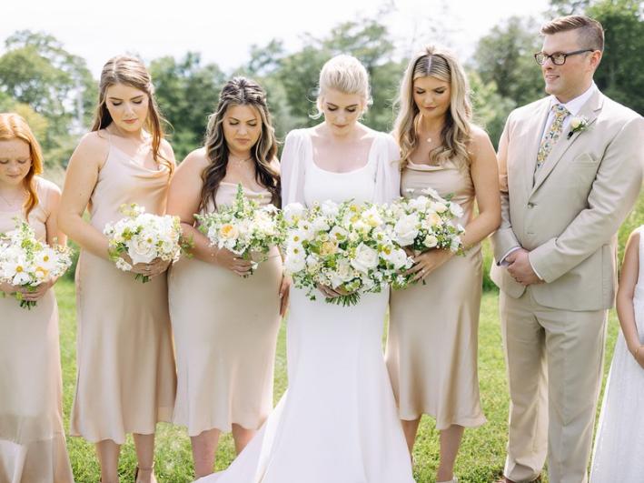 Wedding-Party-With-Bouquets-Meadow