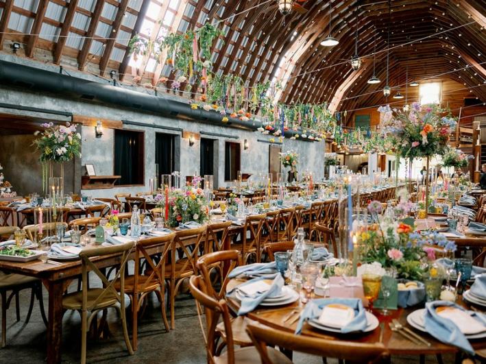 Reception-Hall-Hanging-Greenery-Gabby-Dylan