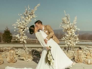 Chic-Mountain-Dip-Kiss-Brady-India