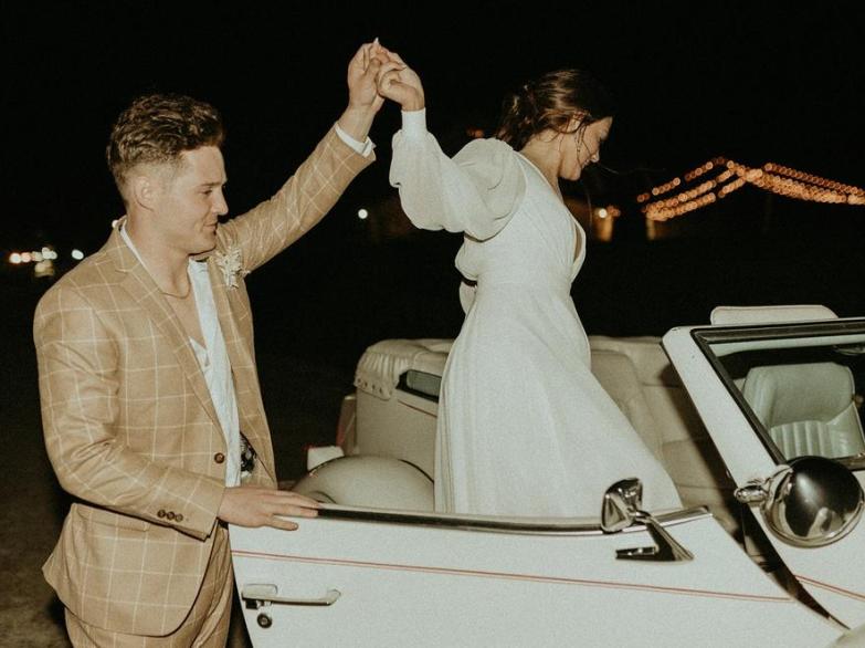 Oldschool-Car-Exit-Bride-Groom