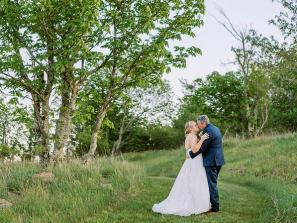 Overlook-Barn-Meadow-Kiss-Lauren-TJ