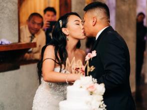 Cake-Cutting-Kiss-Nkaujyi-Tou