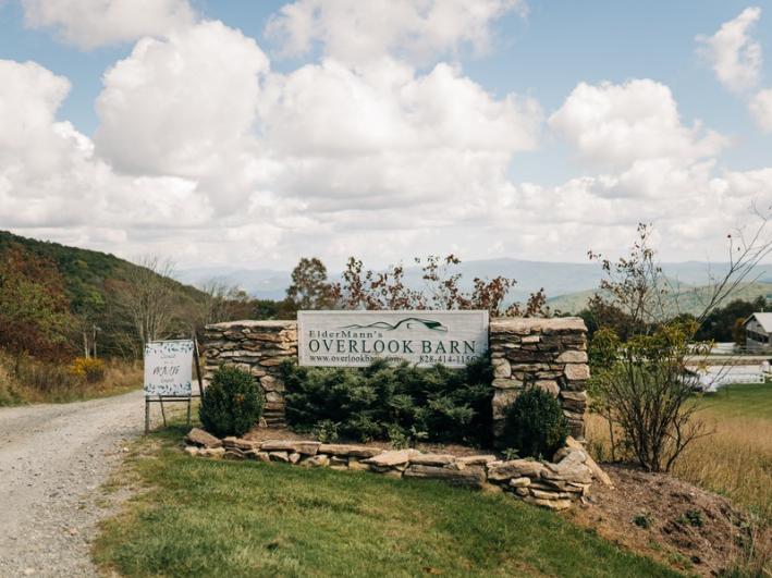 Overlook-Barn-Entrance-Sign-Nkaujyi-Tou