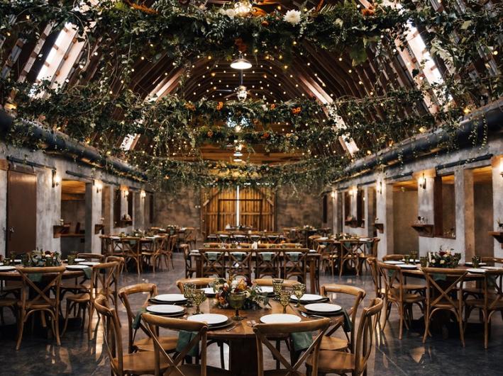 Hanging-Greenery-Reception-Setup