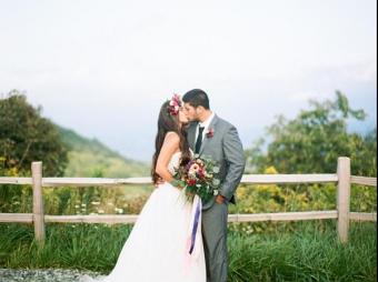 Couple-Kiss-Mountain-View-Overlook-Barn