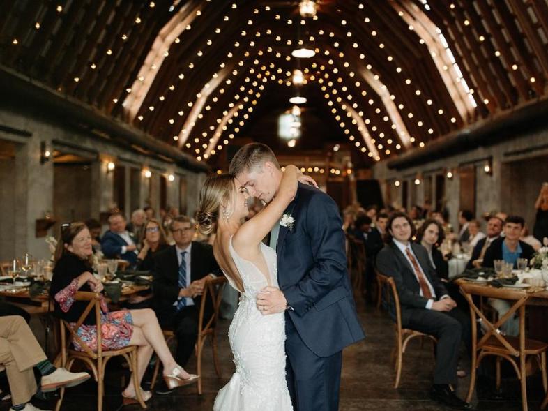 Sydney-Hayden-First-Dance-Under-Stringlights